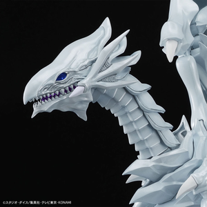 Figurförmiger, verstärkter Yu-Gi-Oh-Modellbausatz „Blauäugiger weißer Drache“.